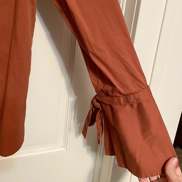 Perfect pumpkin colored blouse with flared tied sleeves….so cute!! - Picture 2 of 6